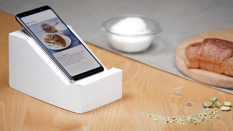 Nuova vita alle vaschette Mulino Bianco: il leggio per lo smartphone